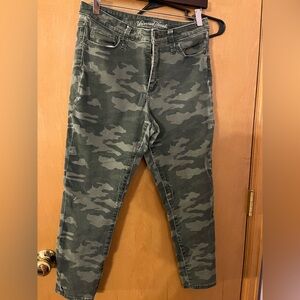 Universal Thread Size 10/30 Camo Jeans Women
